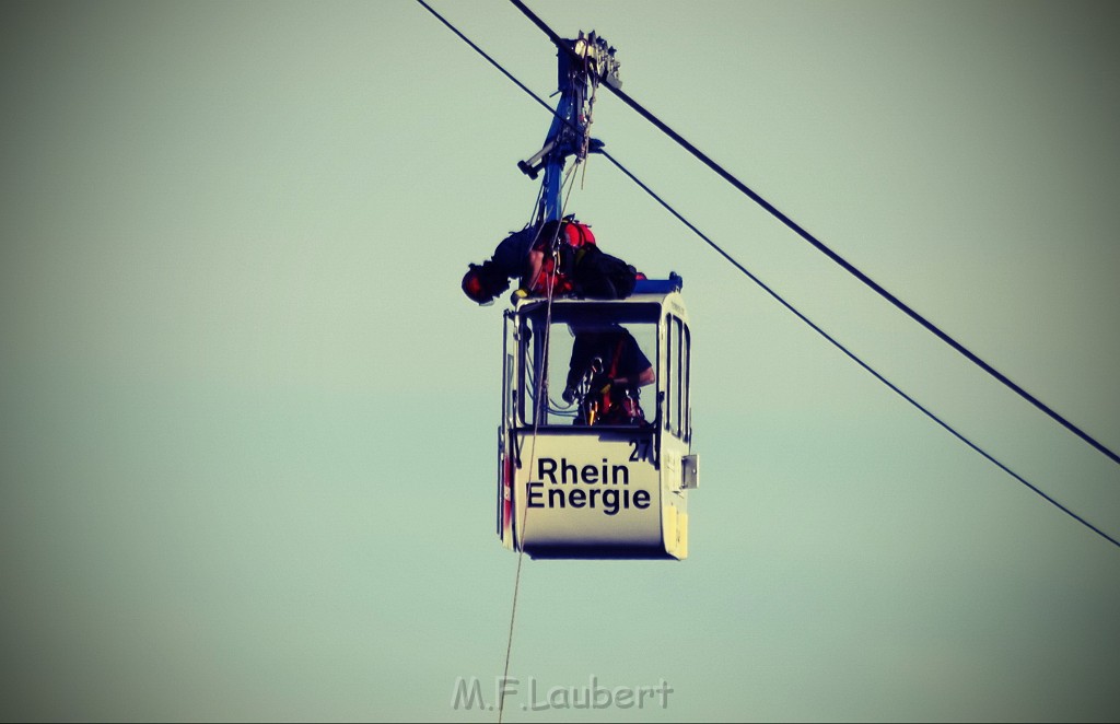 Koelner Seilbahn Gondel blieb haengen Koeln Linksrheinisch P540.JPG - Miklos Laubert